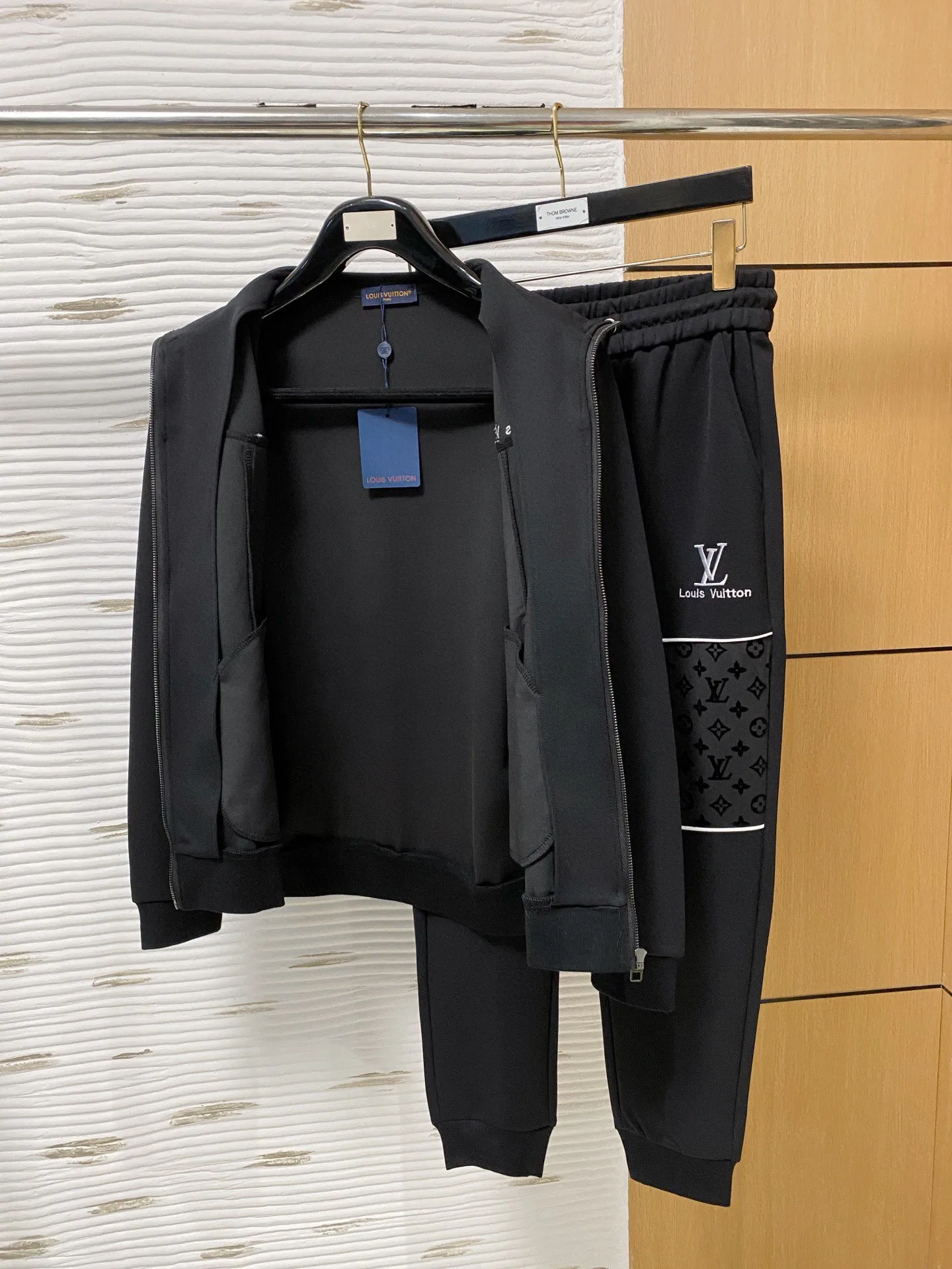 🅿️720 [LV Louis Vuitton] hot-selling suit is coming. Focus on the original version of the official website. 2025 new hot-selling cardigan and sweatshirt suit. The original order is the best. 🇭🇰The meticulous work of top designers. It has a fitting and perfect upper body effect. All-natural high-quality Tencel Roman cotton 100%, close-fitting comfort, noble and elegant! Original hardware embodies elegance and nobility! Counter size: M-3XL (maximum wear up to 190 pounds)